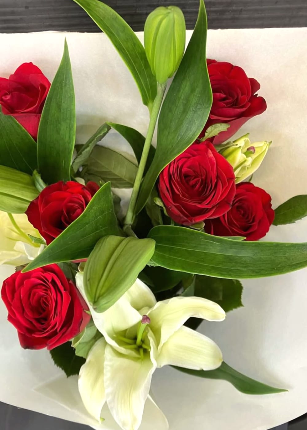 赤いバラと白い百合の花束